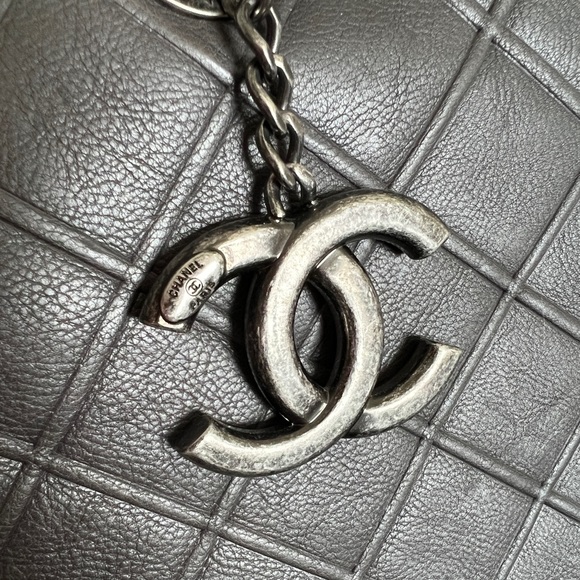 [SOLD] Authentic Chanel Grey Calf Leather Shoulder Purse Tote - Picture 5 of 16